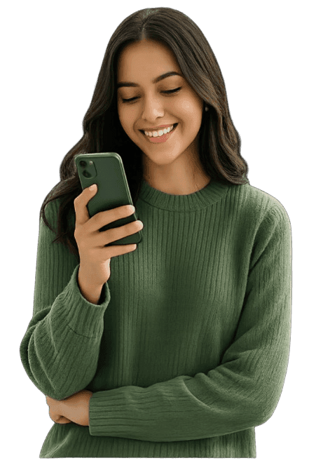Mujer sonriendo mientras usa la app RapiBol en su celular